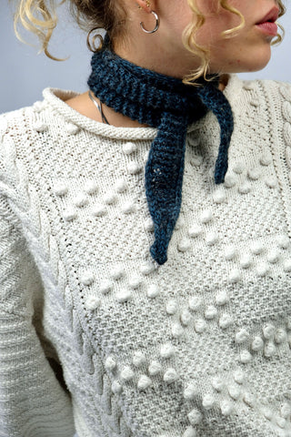 Handmade Minischal aus hochwertigem Garn (Baby Alpaka und Baumwolle), meliert in Grau und Blau.