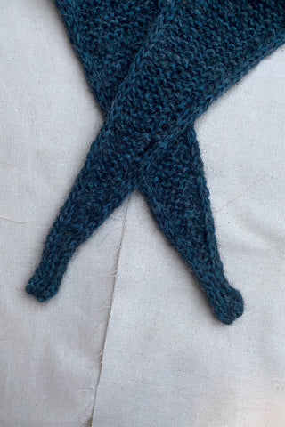 Handmade Minischal aus hochwertigem Garn (Baby Alpaka und Baumwolle), meliert in Grau und Blau.