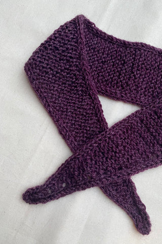 Handmade Minischal aus weichem Acryl-Garn in Pflaume.