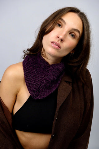 Handmade Halstuch aus weichem Acryl-Garn in Pflaume mit Lochstrick-Details.