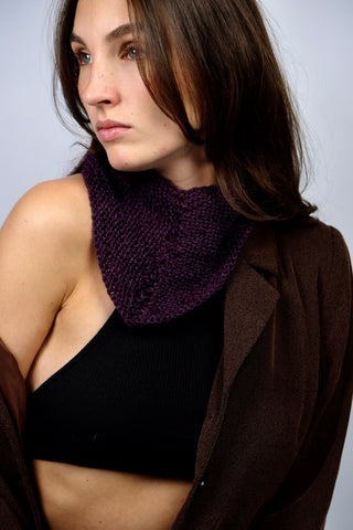 Handmade Halstuch aus weichem Acryl-Garn in Pflaume mit Lochstrick-Details.