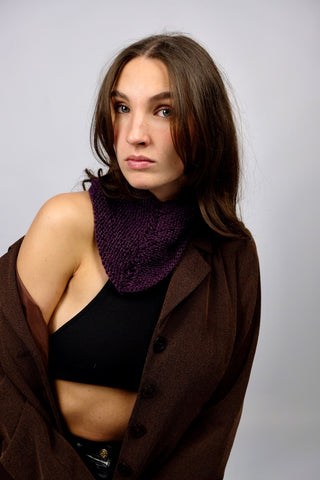 Handmade Halstuch aus weichem Acryl-Garn in Pflaume mit Lochstrick-Details.