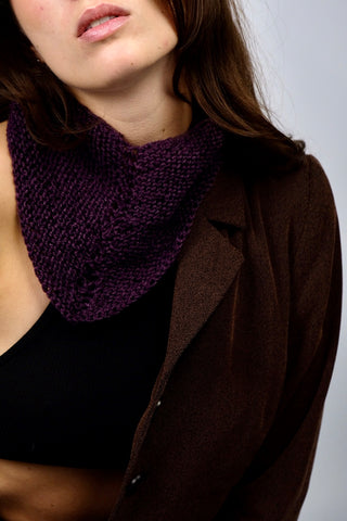 Handmade Halstuch aus weichem Acryl-Garn in Pflaume mit Lochstrick-Details.