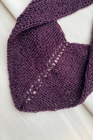 Handmade Halstuch aus weichem Acryl-Garn in Pflaume mit Lochstrick-Details.