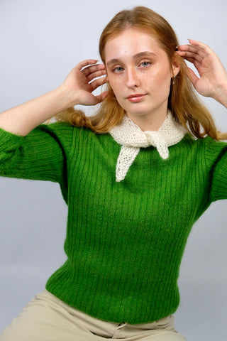 Handmade Halstuch aus cremeweißem Mohair-Mix-Garn mit Lochstrick-Details.