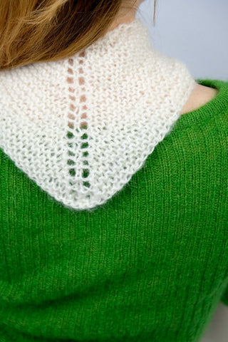 Handmade Halstuch aus cremeweißem Mohair-Mix-Garn mit Lochstrick-Details.