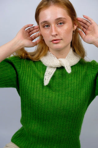 Handmade Halstuch aus cremeweißem Mohair-Mix-Garn mit Lochstrick-Details.