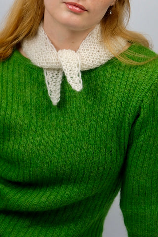 Handmade Halstuch aus cremeweißem Mohair-Mix-Garn mit Lochstrick-Details.