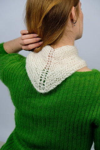 Handmade Halstuch aus cremeweißem Mohair-Mix-Garn mit Lochstrick-Details.