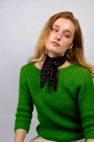 Handmade Minischal aus dunkelblauem Wollmix-Garn mit bunt meliertem Konfetti-Muster.