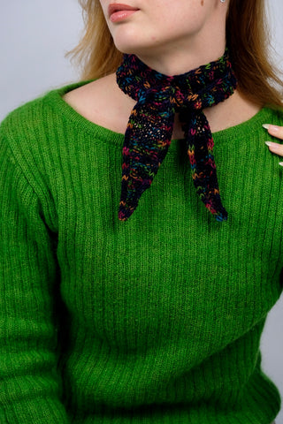 Handmade Minischal aus dunkelblauem Wollmix-Garn mit bunt meliertem Konfetti-Muster.