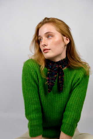 Handmade Minischal aus dunkelblauem Wollmix-Garn mit bunt meliertem Konfetti-Muster.