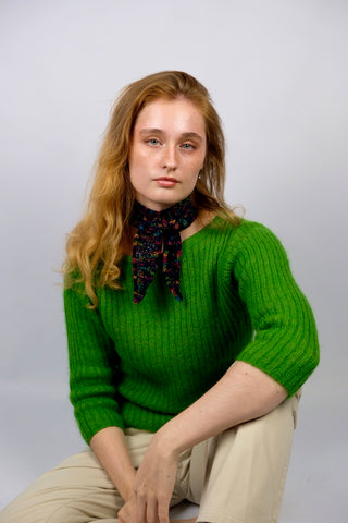 Handmade Minischal aus dunkelblauem Wollmix-Garn mit bunt meliertem Konfetti-Muster.