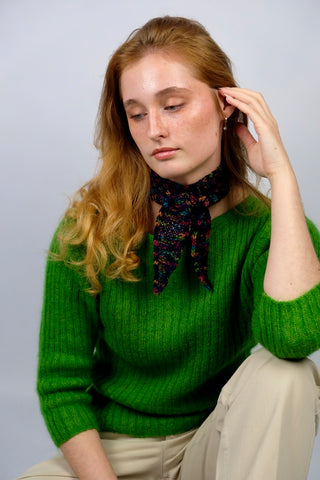 Handmade Minischal aus dunkelblauem Wollmix-Garn mit bunt meliertem Konfetti-Muster.