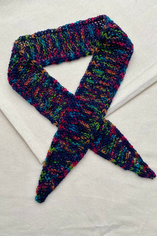 Handmade Minischal aus dunkelblauem Wollmix-Garn mit bunt meliertem Konfetti-Muster.
