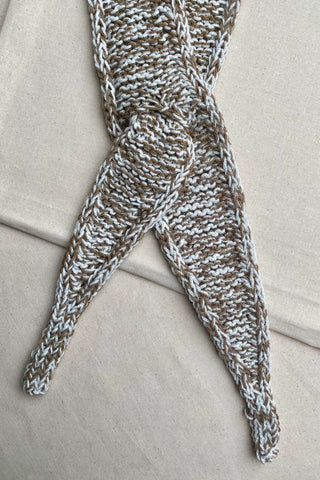 Handmade Minischal im Ascot-Stil aus Creme und Braun meliertem Bändchengarn mit Merino-Anteil. Wird durch eine kleine Öffnung auf einer Seite gesteckt, um ihn sicher am Hals zu halten.