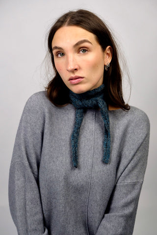 Glatt gestrickter Handmade Minischal aus hochwertigem Garn (Baby Alpaka und Baumwolle), meliert in Grau und Blau.