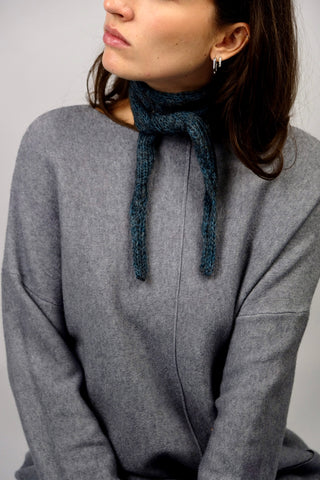 Glatt gestrickter Handmade Minischal aus hochwertigem Garn (Baby Alpaka und Baumwolle), meliert in Grau und Blau.