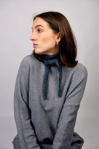 Glatt gestrickter Handmade Minischal aus hochwertigem Garn (Baby Alpaka und Baumwolle), meliert in Grau und Blau.