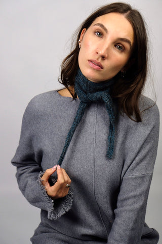 Glatt gestrickter Handmade Minischal aus hochwertigem Garn (Baby Alpaka und Baumwolle), meliert in Grau und Blau.