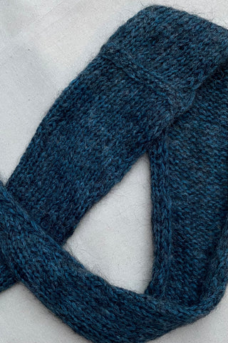 Glatt gestrickter Handmade Minischal aus hochwertigem Garn (Baby Alpaka und Baumwolle), meliert in Grau und Blau.