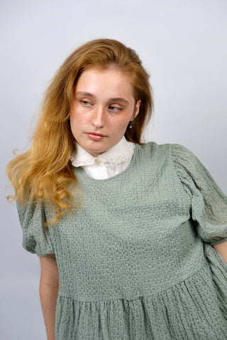 Weißer 70s Blusenkragen-Einsatz aus Baumwollmischung mit süßem Bubikragen und Details aus floraler Lochspitze – ein vielseitig kombinierbares Accessoire, z.B. zu Pullovern, Blusen oder Kleidern und ein absolutes Highlight