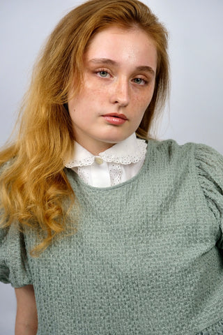 Weißer 70s Blusenkragen-Einsatz aus Baumwollmischung mit süßem Bubikragen und Details aus floraler Lochspitze – ein vielseitig kombinierbares Accessoire, z.B. zu Pullovern, Blusen oder Kleidern und ein absolutes Highlight