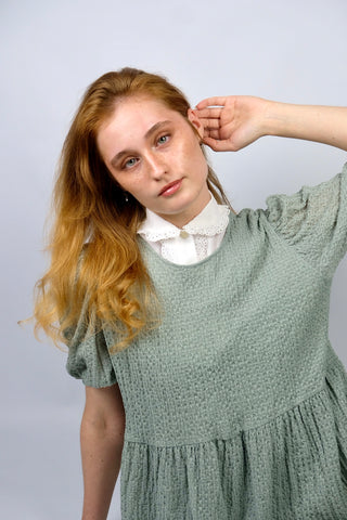 Weißer 70s Blusenkragen-Einsatz aus Baumwollmischung mit süßem Bubikragen und Details aus floraler Lochspitze – ein vielseitig kombinierbares Accessoire, z.B. zu Pullovern, Blusen oder Kleidern und ein absolutes Highlight