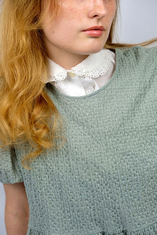 Weißer 70s Blusenkragen-Einsatz aus Baumwollmischung mit süßem Bubikragen und Details aus floraler Lochspitze – ein vielseitig kombinierbares Accessoire, z.B. zu Pullovern, Blusen oder Kleidern und ein absolutes Highlight