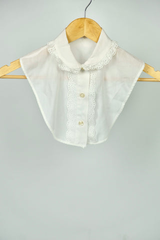 Weißer 70s Blusenkragen-Einsatz aus Baumwollmischung mit süßem Bubikragen und Details aus floraler Lochspitze – ein vielseitig kombinierbares Accessoire, z.B. zu Pullovern, Blusen oder Kleidern und ein absolutes Highlight