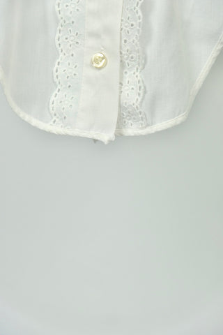 Weißer 70s Blusenkragen-Einsatz aus Baumwollmischung mit süßem Bubikragen und Details aus floraler Lochspitze – ein vielseitig kombinierbares Accessoire, z.B. zu Pullovern, Blusen oder Kleidern und ein absolutes Highlight