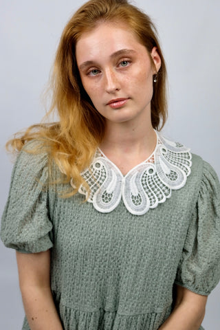 Abnehmbarer, dekorativer 80s/90s Kragen aus weißer Spitze in geschwungener Form, die an ausgebreitete Flügel oder einen Schmetterling im Paisley-Muster erinnert - ein vielseitiges Accessoire, das z.B. zu Blusen, Kleidern oder Pullovern mit Rundhalsausschnitt passt - ein absolutes Highlight