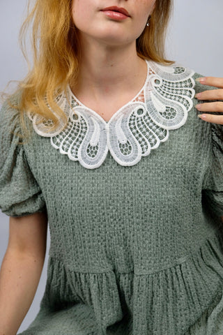 Abnehmbarer, dekorativer 80s/90s Kragen aus weißer Spitze in geschwungener Form, die an ausgebreitete Flügel oder einen Schmetterling im Paisley-Muster erinnert - ein vielseitiges Accessoire, das z.B. zu Blusen, Kleidern oder Pullovern mit Rundhalsausschnitt passt - ein absolutes Highlight