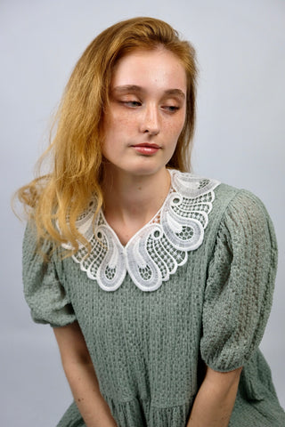 Abnehmbarer, dekorativer 80s/90s Kragen aus weißer Spitze in geschwungener Form, die an ausgebreitete Flügel oder einen Schmetterling im Paisley-Muster erinnert - ein vielseitiges Accessoire, das z.B. zu Blusen, Kleidern oder Pullovern mit Rundhalsausschnitt passt - ein absolutes Highlight