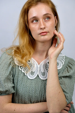 Abnehmbarer, dekorativer 80s/90s Kragen aus weißer Spitze in geschwungener Form, die an ausgebreitete Flügel oder einen Schmetterling im Paisley-Muster erinnert - ein vielseitiges Accessoire, das z.B. zu Blusen, Kleidern oder Pullovern mit Rundhalsausschnitt passt - ein absolutes Highlight