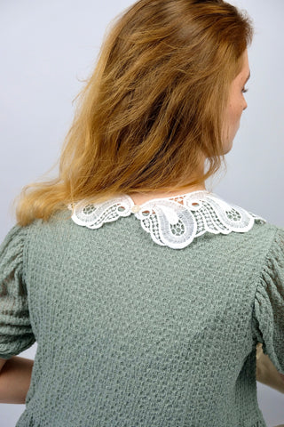 Abnehmbarer, dekorativer 80s/90s Kragen aus weißer Spitze in geschwungener Form, die an ausgebreitete Flügel oder einen Schmetterling im Paisley-Muster erinnert - ein vielseitiges Accessoire, das z.B. zu Blusen, Kleidern oder Pullovern mit Rundhalsausschnitt passt - ein absolutes Highlight