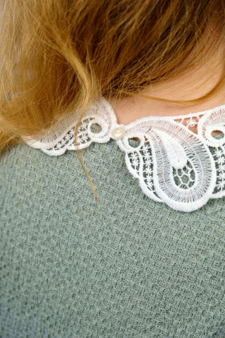 Abnehmbarer, dekorativer 80s/90s Kragen aus weißer Spitze in geschwungener Form, die an ausgebreitete Flügel oder einen Schmetterling im Paisley-Muster erinnert - ein vielseitiges Accessoire, das z.B. zu Blusen, Kleidern oder Pullovern mit Rundhalsausschnitt passt - ein absolutes Highlight