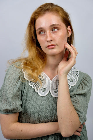 Abnehmbarer, dekorativer 80s/90s Kragen aus weißer Spitze in geschwungener Form, die an ausgebreitete Flügel oder einen Schmetterling im Paisley-Muster erinnert - ein vielseitiges Accessoire, das z.B. zu Blusen, Kleidern oder Pullovern mit Rundhalsausschnitt passt - ein absolutes Highlight