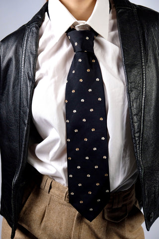 Schwarze 80s/90s Krawatte aus reiner Seide mit Blümchenmuster in Beige/Creme und Bronze