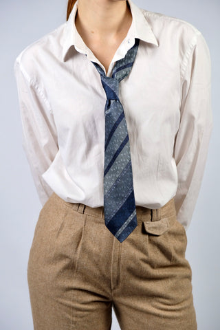 80s/90s Krawatte mit Streifenmuster in Blau/Grau und Rot