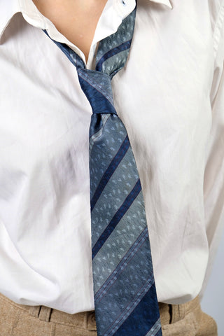 80s/90s Krawatte mit Streifenmuster in Blau/Grau und Rot