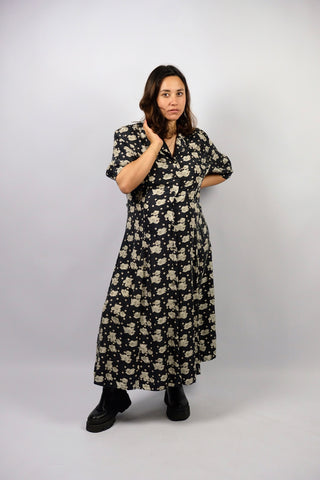 90s Seidenkleid in Anthrazit mit Punkte- und Blumenmuster in Creme/Beige, toller Blusenschnitt in Maxilänge mit Schnürung am Rücken – dadurch noch anpassbar – wir empfehlen das Kleid einer heutigen XL (bitte Maße beachten) – ein absolutes Highlight