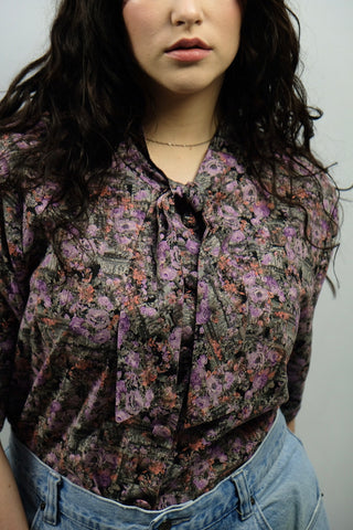 Handmade 80s Bluse mit Schluppenkragen und floralem Muster in Flieder, Rosa, Grau und Schwarz – entspricht ca. einer XL und hat Schulterpolster, welche je nach Belieben aber auch ganz einfach herausgetrennt werden können – ein absolutes Highlight