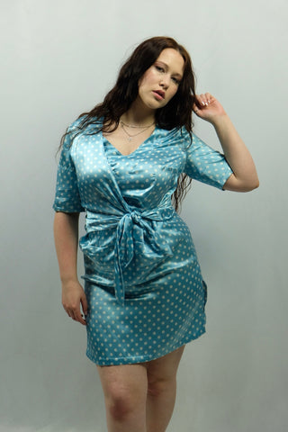 hellblaues 80s Handmade Kleid aus reiner Seide mit Polka Dots Print und Wickeldesign vorn, der Stoff stammt offenbar von der Marke Pierre Cardin und ist made in Italy – ein wahres Unikat