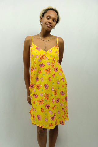 gelbes 90s Kleid mit Spaghettiträgern und Blumenmuster in Orange, Rosa, Pink und Grün