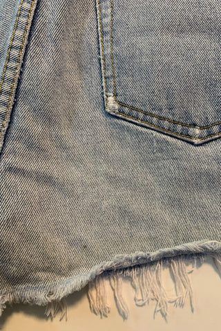 90s High Waist Fransen Jeansshorts in hellblauer Waschung – zu empfehlen für eine S oder die Zwischengröße S/M, bitte Maße beachten