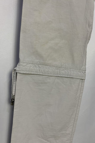 hellgraue 90s High Waist Cargo Hose im Utility Stil mit Klettverschlüssen an den seitlichen Eingrifftaschen und Bändchen zum Binden in der Taille – ein absolutes Highlight