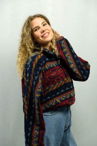 90s Fleece von der Marke Colmar mit Stehkragen, Druckknopfleiste und tollem Muster in Dunkelrot, Rot, Dunkelblau, Blau, Senf und Grau, unisex tragbar: Herren M/L, Damen L/XL – ein seltenes Fundstück und absolutes Highlight