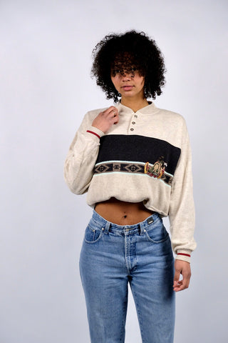 90s Sweater in Greige (Hellgrau-Beige meliert) mit Knopfleiste am Kragen, schönen Strickdetails, Kontraststreifen und süßer Stickerei – unisex tragbar: für einen lockeren Look empfehlen wir den Sweater einer S bis M (Herren S)