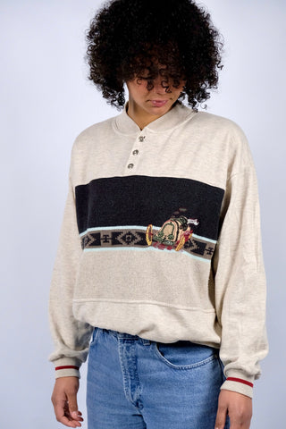 90s Sweater in Greige (Hellgrau-Beige meliert) mit Knopfleiste am Kragen, schönen Strickdetails, Kontraststreifen und süßer Stickerei – unisex tragbar: für einen lockeren Look empfehlen wir den Sweater einer S bis M (Herren S)